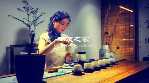 美女在喝陳皮茶