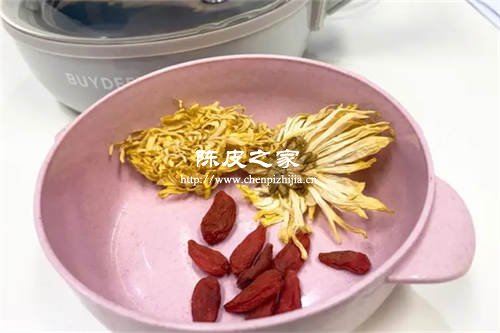菊花枸杞金銀花能和陳皮一起泡水喝嗎